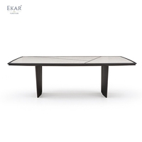 Table à manger moderne en bois massif, plateau en pierre, surface texturée rectangulaire, base en bois foncé pour salle à manger