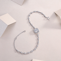 Pulsera de Lujo con Cadena y Eslabones, Diseño de Halo Cuadrado y Engaste de Garras, con Moissanita Redonda de Corte Brillante VVS1 Certificada GRA, Plata S925