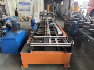 เครื่องขึ้นรูปลอนหลังคาแนวตั้งแบบพกพา คุณภาพสูง คุ้มค่า ปรับได้ พร้อมมอเตอร์ในตัว สำหรับงานหลังคาโลหะนอกสถานที่ - Product Image 4