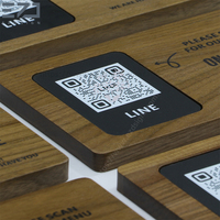 EZD personnalise le présentoir de table de restaurant en noyer noir, affichage par balayage de codes QR, support supérieur de table de paiement en bois avec support
