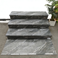Carrelage d'escalier en porcelaine aspect marbre avec marches et contremarches éclairées, personnalisable avec rainure pour villa et maison