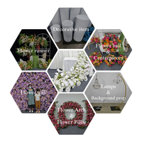 Ensemble de chemins de table floraux artificiels entièrement blancs avec accents de lys calla et d'orchidées pour la décoration de la table des mariés et des chaises de mariage