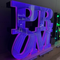 Lettre lumineuse 3D LED personnalisée de 4 pieds, pleine couleur, à effet infini, avec bordure miroir, pour fond de scène de bal de promo, grande lettre lumineuse pour décoration de fête et d'événement