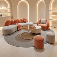 Canapé sectionnel de luxe en velours trois places avec rembourrage en éponge pour salon de beauté et espace de réception de magasin de vêtements, design moderne