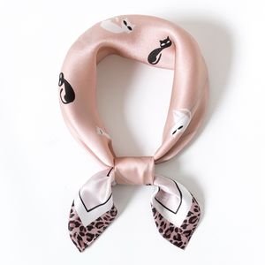 وشاح حريري نسائي عالي الجودة 70 سم بالجملة، 100% حرير مربع الشكل بنمط حلو وطباعة رقمية لرسومات القطط - Product Image 3