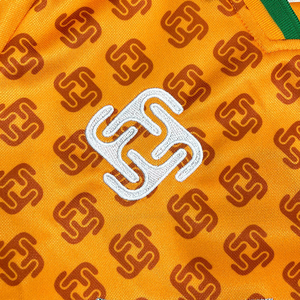 Tamamen Özel Tasarım Retro Futbol Formaları Nefes Alabilen Polyester Kısa Kollu İşlemeli Logo Süblimasyon Baskılı Tişörtler Günlük Stil - Product Image 4