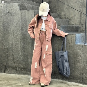 Completo in Denim per <span class=keywords><strong>Ragazze</strong></span> 2026 Nuovo Outfit Autunnale alla Moda per Bambine Più Grandi Pantaloni Larghi Stilosi Strappati Due Pezzi in Cotone Manica Lunga - Product Image 2