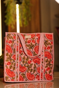 Bolsa de Mano de Algodón con Estampado Floral Rojo, Bolsa de Compras Ecológica Hecha a Mano, Bolsa de Tela de Jaipur con Cremallera y Cadenas Portátiles - Product Image 3