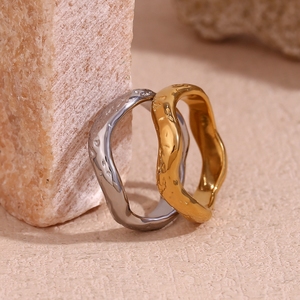 Anillo de moda Retro de nicho para mujer, superventas, acero de titanio chapado en oro de 18 quilates, diseño liso ondulado martillado, Popular Europa América - Product Image 3