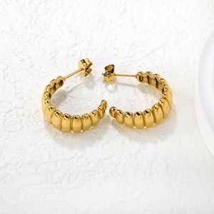 Boucles d'oreilles créoles torsadées en acier inoxydable massif de haute qualité, plaquées or 18 carats PVD, motif vague d'eau, tendance, pour femmes - Product Image 3