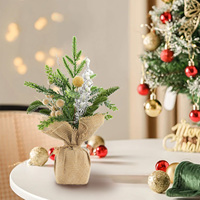 Décoration de table de Noël faite à la main avec pot en toile de jute, accents de baies dorées et branches givrées, style ferme
