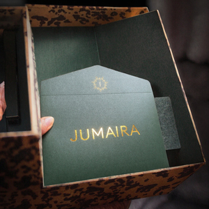Sac cadeau de mariage de luxe personnalisé vert foncé avec logo en feuille d'or estampé à chaud sur carton - Product Image 3