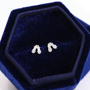 Boucles d'oreilles clous en moissanite de style classique, élégant et géométrique, en argent plaqué or, de Tianyu Gems. - Product Image 4