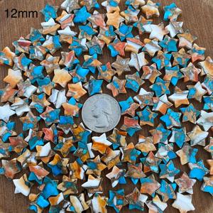 Cabochon en pierre précieuse calibrée de 12 mm en turquoise Kingman et nacre épineuse, forme étoile, style sud-ouest - Product Image 3