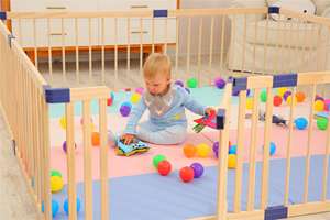 คอกกั้นเด็กทำจากไม้พร้อมประตู  ศูนย์กิจกรรมสำหรับเด็กพร้อมรั้วล็อคป้องกันเด็ก  พื้นที่เล่นสำหรับเด็กวัยเตาะแตะ <span class=keywords><strong>6</strong></span> ถึง 36 เดือน - Product Image 3