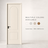Porte intérieure en mélamine blanc cassé avec dessus arqué, design moulé à deux panneaux, poignée à levier noir mat, style classique moderne