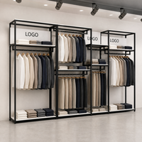 Étagère de présentation en acier inoxydable doré avec logo personnalisé pour les vêtements des hommes, des femmes et des enfants, avec un design élégant pour boutique