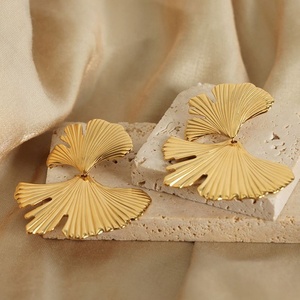 Boucles d'oreilles délicates en acier inoxydable plaqué or 18 carats, motif feuille de Ginkgo, pour femmes, bijoux personnalisés - Product Image 4