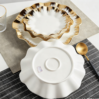 Chine nouveau design ensemble d'assiettes en céramique de luxe de bonne qualité arabe doré pour la fête de mariage