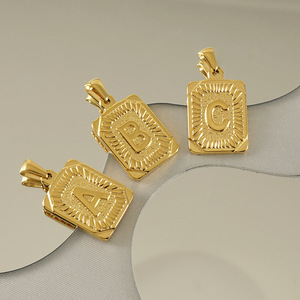 Breloque initiale en forme de soleil |   Pendentif en acier inoxydable plaqué or 18 carats en forme de lettre pour la fabrication de bijoux |   Imperméable et durable - Product Image 4