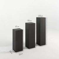 Tables consoles modernes en bois massif style Wabi-Sabi avec bases carrées en bois pour entrées et plateformes de présentation de villas
