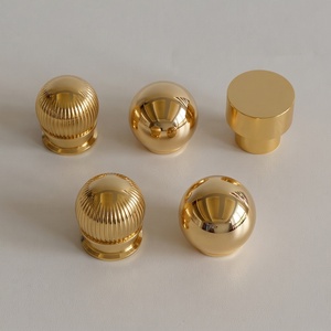 Capsules de parfum <span class=keywords><strong>en</strong></span> alliage de <span class=keywords><strong>zinc</strong></span> FEA15, dorées, cannelées et sphériques, pour emballages cosmétiques à sertir - Product Image 1