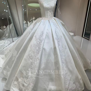 Robe de mariée élégante Jancember, modèle DW0228, en satin ivoire, avec col portrait, épaules dénudées, appliques de dentelle symétriques, coupe princesse. - Product Image 2