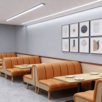 Ensemble de mobilier de restaurant moderne : Table en bois et banquette rembourrée marron avec chaises en cuir pour restaurant de nouilles et desserts