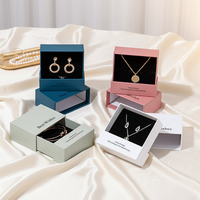 Boîte à bijoux premium carrée en similicuir texturé, à tiroirs imbriqués, pour colliers, bagues, boucles d'oreilles et bracelets