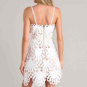 Robe mini en dentelle blanche, exquisement conçue et charmante, sur mesure, 100% polyester, broderie personnalisée. - Product Image 3