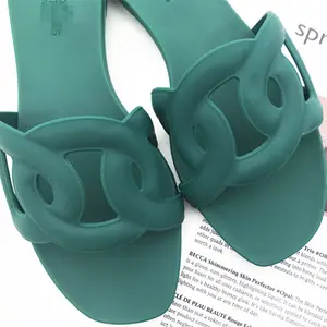 Zapatillas planas bonitas de gelatina para mujer, zapatillas planas populares de Punta abierta, de una pieza, chic, para playa, de verano