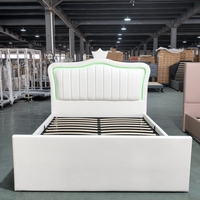 Lit de luxe avec cadre LED et tête de lit capitonnée en cuir, ottoman de rangement à vérin à gaz, taille et couleur personnalisables, vente en gros directe usine OEM