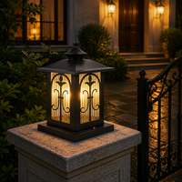 Lampe de poteau extérieure moderne avec accent décoratif en métal festonné et verre cannelé