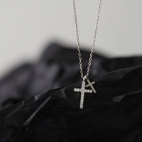 Collier tendance en acier inoxydable couleur argent avec pendentif double croix pavé de zircone Joolim – Bijoux en gros
