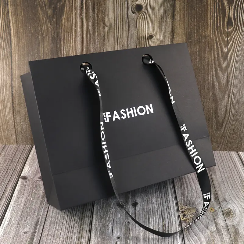 Articles de luxe boutique vêtements détail sacs à provisions en papier noir sacs en papier artistique logo personnalisé pour vêtements