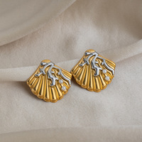 Boucles d'oreilles tendance bicolores inspirées de l'océan avec perles et clous : Acier inoxydable plaqué or 18 carats avec revêtement PVD, boucles d'oreilles polyvalentes