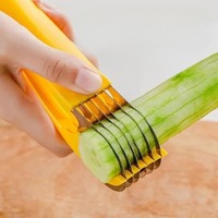 Roestvrijstalen bananen snijder, handmatig keukengereedschap, multifunctioneel voor bananen, aardbeien, druiven en meer. Gemaakt in China.