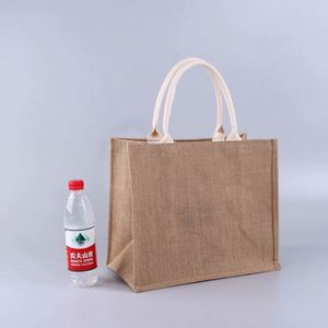 Sac fourre-tout en lin avec logo personnalisé, sacs fourre-tout en jute en gros, sac en jute avec poignée en bois, respectueux de l'environnement - Product Image 3