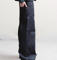 Jeans en denim sur mesure, boutonnière, ourlet brut, style japonais, coupe ample, jambe incurvée, style scimitar, jambe en forme de fer à cheval, ourlet effiloché