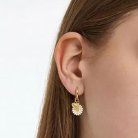 EDGE Fashion Boucles d'oreilles créoles personnalisées en acier inoxydable plaqué or, avec breloque fleur de marguerite en émail, motif floral estival, bijoux tendance en gros
