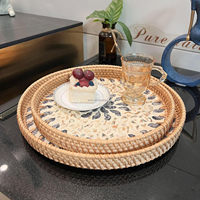 Plateau de service rond en rotin bohème avec décor de fleur porte-bonheur et nacre pour table basse de salon, décoration en rotin