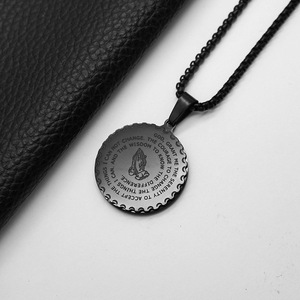 Collar con colgante de cruz de acero inoxidable con medalla de la Oración del <span class=keywords><strong>Padre</strong></span> <span class=keywords><strong>Nuestro</strong></span> y la Oración de la Serenidad, con diseño de manos en oración y moneda - Product Image 6