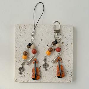 प्रोमो उपहार कुंजी रिंग प्रचार माइक्रोफोन वायलिन धातु बेडेड फोन आकर्षण बैग आकर्षण संगीत कीचेन - Product Image 2