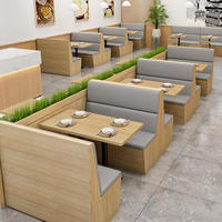 Ensemble de meubles pour restaurant et café : banquette en cuir, canapé, tables et chaises de salle à manger