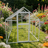 Serre de jardin avec structure en tubes d'acier et panneaux en polycarbonate, serre accessible à l'intérieur
