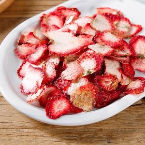 Fraises séchées comestibles, séchées à basse température, sans additifs artificiels, décoration de desserts, matière première pour tisanes, support OEM - Product Image 2