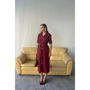 Vestido TENCEL Borgoña de Manga Corta con Cierre de Botones Frontales para Uso Profesional - Product Image 4