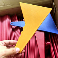 Outils d'emballage : Raclette triangulaire en plastique durable résistante aux hautes températures pour film et verre, idéale pour les fenêtres