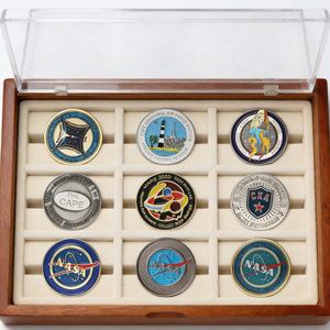 Moneda de desafío de metal personalizada de fábrica con grabado 3D en relieve <span class=keywords><strong>y</strong></span> esmalte suave OEM para eventos espaciales <span class=keywords><strong>y</strong></span> recuerdos de marca - Product Image 1