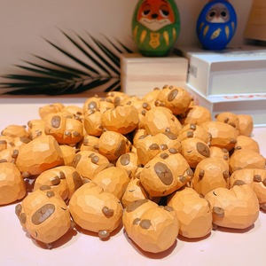 Holz schnitzerei Kapi Bara Anhänger Geschenk Reine handgemachte Holz schnitzerei Kleines Geschenk Capybar Holz zubehör Einzigartiges Tier geschenk - Product Image 2